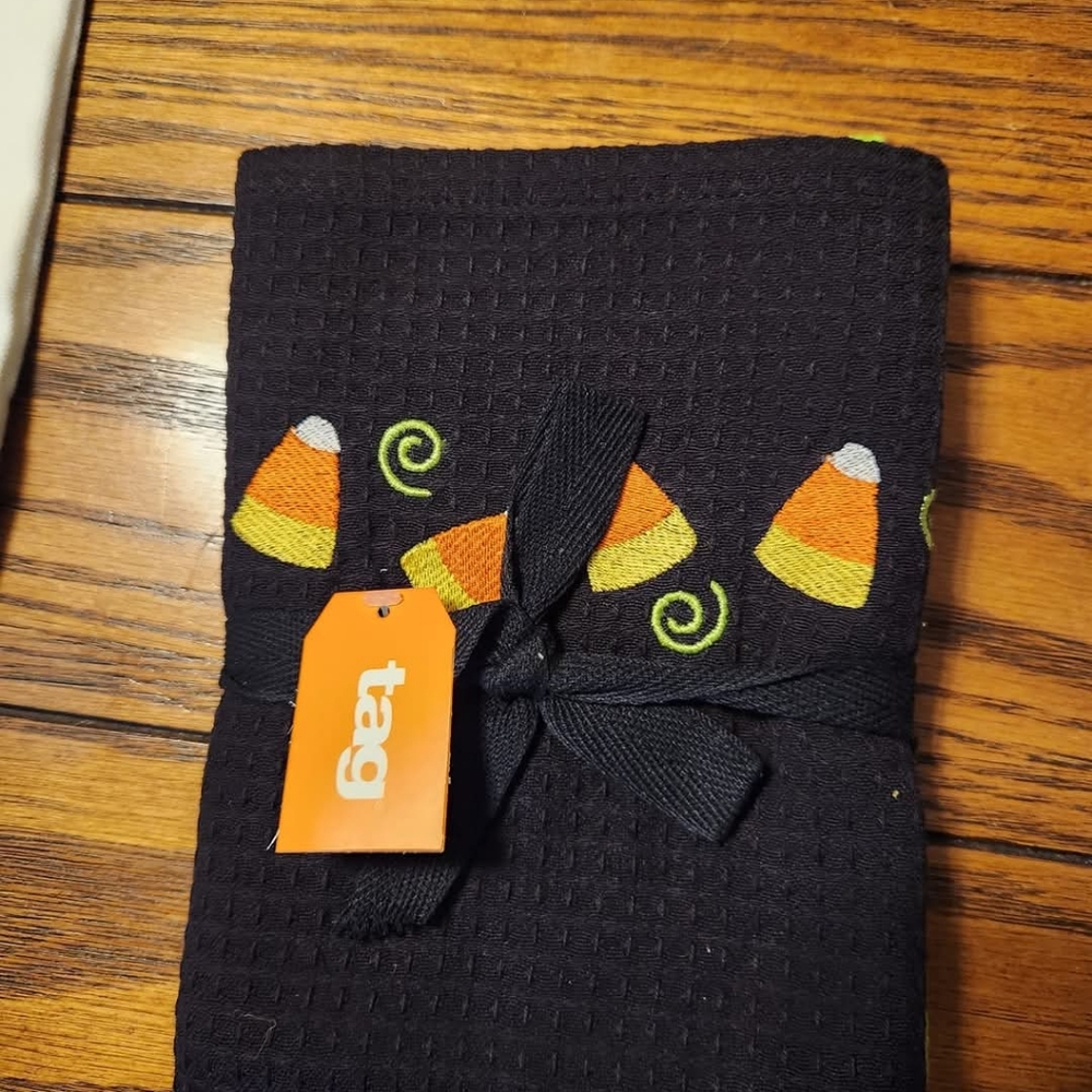 2 Decorative Drying Towels